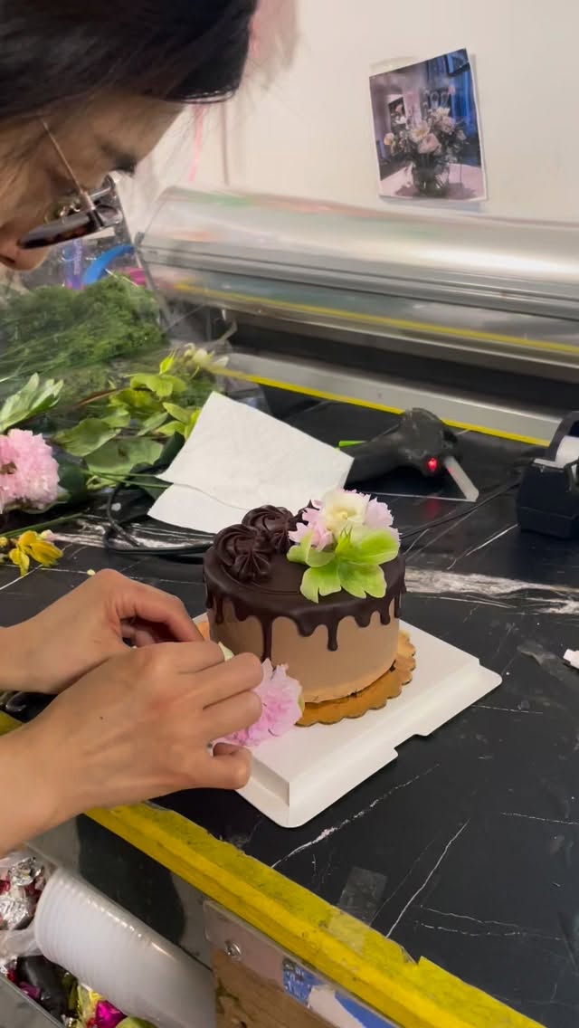flower cake to go with your bouquet!💐🎂
#luxluf #luxlufevents #nycflorists #nycevents #flowers