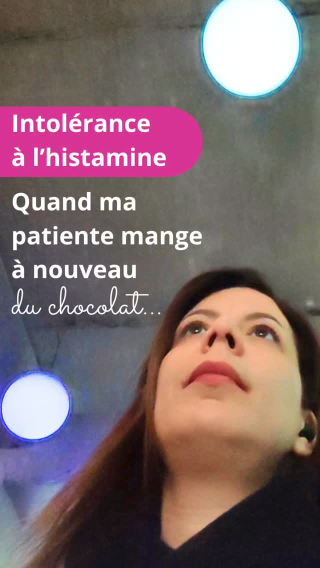 "j'ai enfin pu re-manger du chocolat !"
C'est ce que m'a dit ma patiente hier avec un grand sourir !
🍫 Le chocolat...
C'est la vie, non ?
C'est généralement le 1er aliment qu'on me demande de réintroduire quand il s'agit d'intolérance à l'histamine.
🧐 Lien entre Chocolat et histamine ?
Il est histamino-libérateur pas comme le fromage affiné qui en contient beaucoup. En gros ça stimule les mastocytes (nos cellules immunitaires) à libérer leur histamine alors que c'est pas le moment 😵💫.
➡️ Et oui c'est pas le moment, et là on va chercher ensemble la cause :
*deficits nutritionnels,
*hyperpermeabilite intestinale,
*dysbiose comme un SIBO ou une candidose (déséquilibre du microbiote),
*état inflammatoire,
*hyperoestrogénie...
Voire un mélange de tout ça !
L'objectif n'est pas d'enlever tous les aliments liés à l'intolérance à l'histamine mais de savoir pourquoi ça arrive et généralement c'est la dernière roue du carrosse.
😱 Le nombre de personnes qui me parlent d'aliments interdits... Aïe !
Aucun aliment devrait être "interdit"
Ce n'est pas une situation viable dans le temps. C'est entrer dans un cercle vicieux d'évictions et se retrouver à manger des repas qu'avec du poulet-riz-carottes.
Toi aussi t'es perdu, tu as testé plusieurs solutions sans succès (dont l'IA), marre de l'errance digestive => abonne toi à mon compte pour avoir enfin des infos d'une professionnelle de santé.
histamine #intolerance #troublesdigestifs #ballonnements
——————————————————
Céline Bernard
🙋♀️Nutritionniste-Diététicienne diplômée
Micronutritionniste, approche fonctionnelle
🦠Spécialisée en troubles digestifs
RDV sur ➡️ Chroniquesduventre.fr
