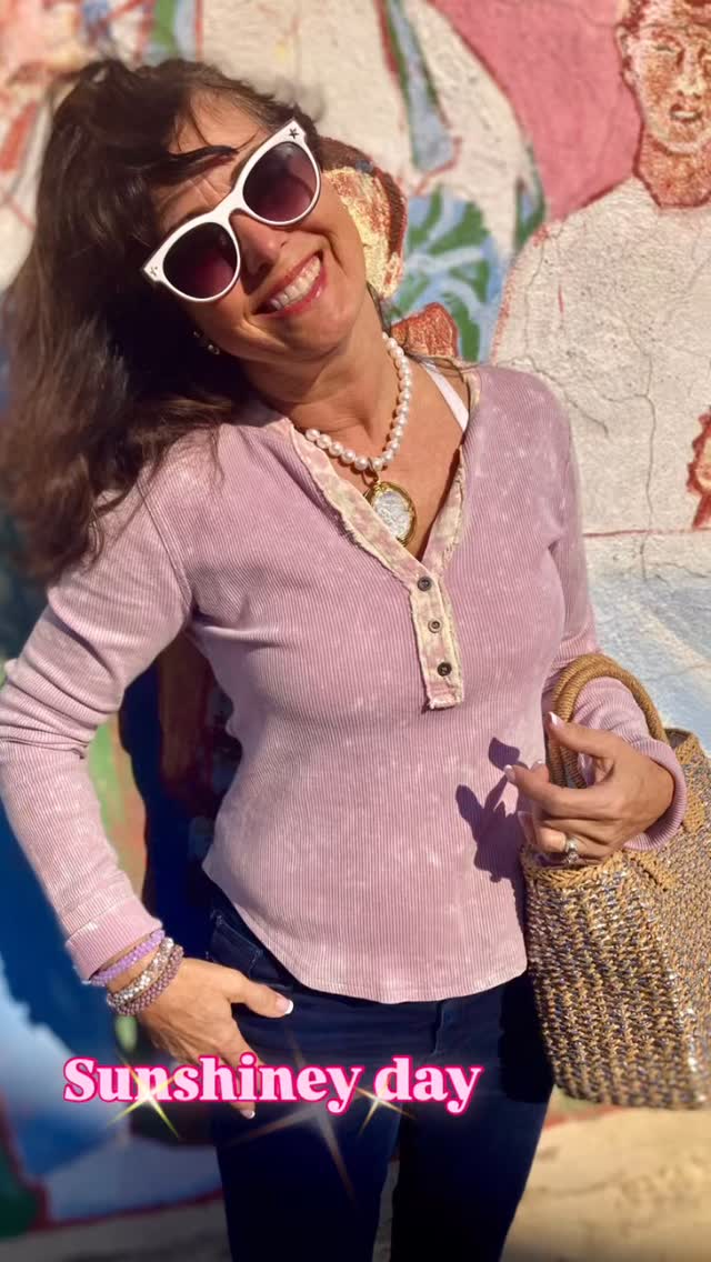 Love 💕 Us a happy customer 🛍️ on a Sunny ☀️ Day! @karingitto Showin’ up w/ a Megawatt smile and a great ‘fit on, pink Henley cotton top by Hem & Thread, some matching pastel sparkly ✨beaded stackables by L&B Atlanta, her new Rock 💎 custom 💍 by @liisamariagm, a fun metallic woven basket/tote also imported by L&B and her own fab accessories and those cute flats 🥿!! This lady knows how to “fit” it all together- pssst.. need a house, rental or selling?? Check out Ms. G’s listings! Her day job is as a local realtor 👏🏽
#popgallerygloucester #springoutfit #downtowngloucesterma #shopsmall #locallove