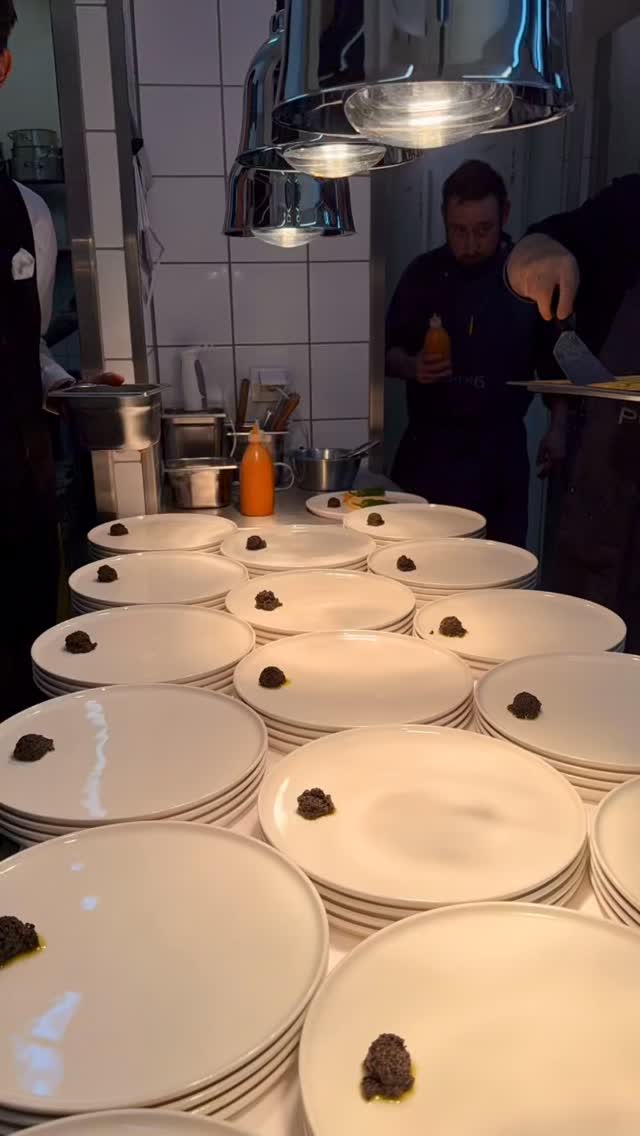 Ein Gang für 85 Personen, wie funktioniert das überhaupt? Mit Teamwork und guter Organisation, wie hier bei unserem italienischen Abend.
#pier6 #Event #italianfood