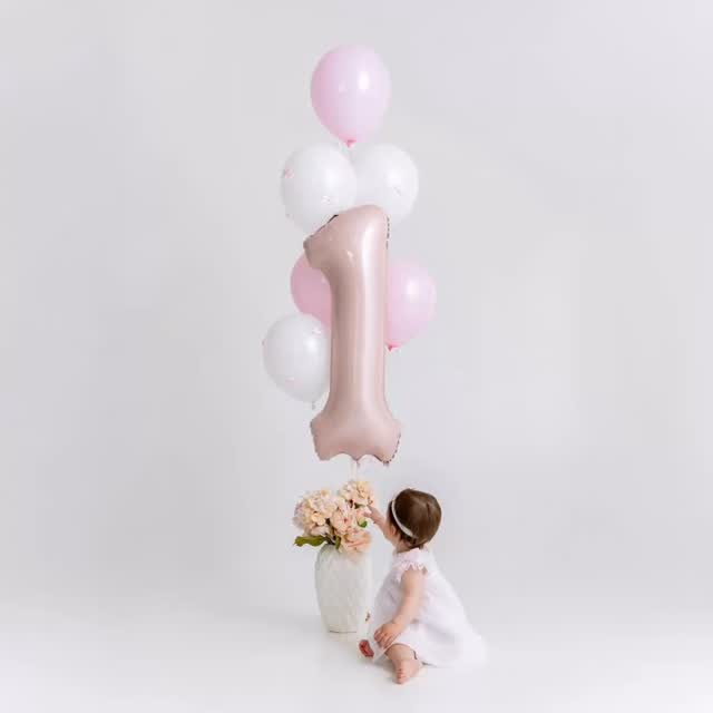 1 Year Milestone Family Photo Session #1yearmilestonesession #1yearbirthdayphotoshoot #1yearfamilyphotoshoot #firstbirthdayphotoshoot #familyphotostudio