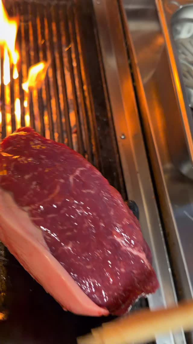 Saftig. Heiß. Auf den Punkt.
So muss Steak sein.🥩🤤
-------------
#goslar #altstadtgoslar #steak #tapas #cocktail
-------------
Bestes Restaurant in Goslar.
Müller.