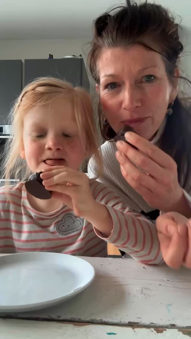 Ik vind iets lekkers bij de koffie altijd zo’n genietmoment ☕🍫
Niet gedachteloos iets pakken…
maar echt even bewust genieten
Dus maakte ik deze bonbons
✨ Pure chocolade (magnesium)
✨ Noten (gezonde vetten)
✨ Dadels voor een zachte zoete smaak
Precies die combinatie waardoor je:
→ langer verzadigd bent
→ en minder snel weer trek hebt
Gewoon iets lekkers… maar dan bewuster
Dit is mijn favoriete koffiemomentje 🤎
Sla ‘m op als je deze ook wilt maken #bewustgenietmoment #geencravings #hormoonfactor #perimenopauze #gezondesnacks