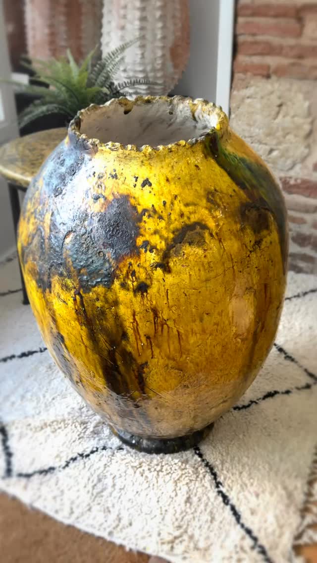 Nouvelle pièce arrivée… et gros coup de cœur.❤️
Cette jarre Tamegroute est totalement unique.
Des nuances profondes, des coulures brutes, une matière presque vivante…
On l’a tout de suite surnommée “l’œuf de dinosaure” 🦖
Typiquement le genre de pièce forte qui attire le regard et donne une vraie identité à un intérieur.
On a hésité à la garder… mais elle mérite de trouver sa place ailleurs.
Elle fera le bonheur de quelqu’un qui aime les pièces de caractère, les objets authentiques, et tout ce qui ne ressemble à rien d’autre.
