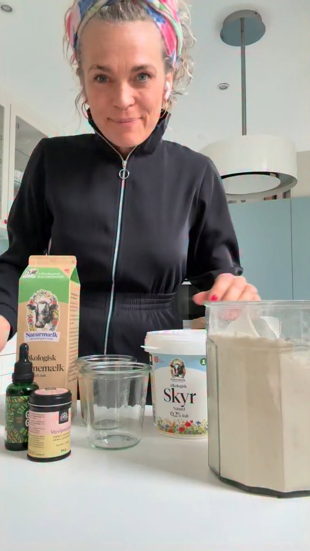 CHIAGRØD med koldskålssmag.
God som morgenmad eller snack der mætter og smager. En rigtig proteinbooster.
Til 1 portion skal bruge:
100-150 g skyr
15 g protein pulver med vaniljesmag
1 dl kærnemælk
1/2 citron, saft og fintrevet skal
2 spsk chiafrø
1 tsk vaniljepulver eller lidt vanilje sukker
Bland det hele sammen i en beholder med låg. Stilles på køl natten over.
Jeg bruger et par dråber Stevia sweetdrops til at søde med, da min proteinpulver var neutralsmag.
Serveres med nødder, bær og fiberkost. Evt også lidt kokossmil.
@hartvigengell #sundhed #vægttab #snack