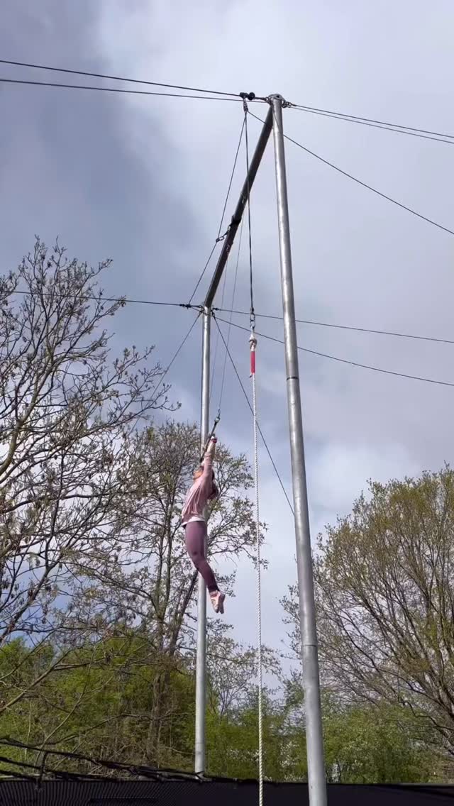 Third time’s a charm.
Trapeze season off to a flying start 🤭
Thanks for the ride@alitan11 #circusgirl #flyingtrapeze #flyingtrapezeartist #circusartist