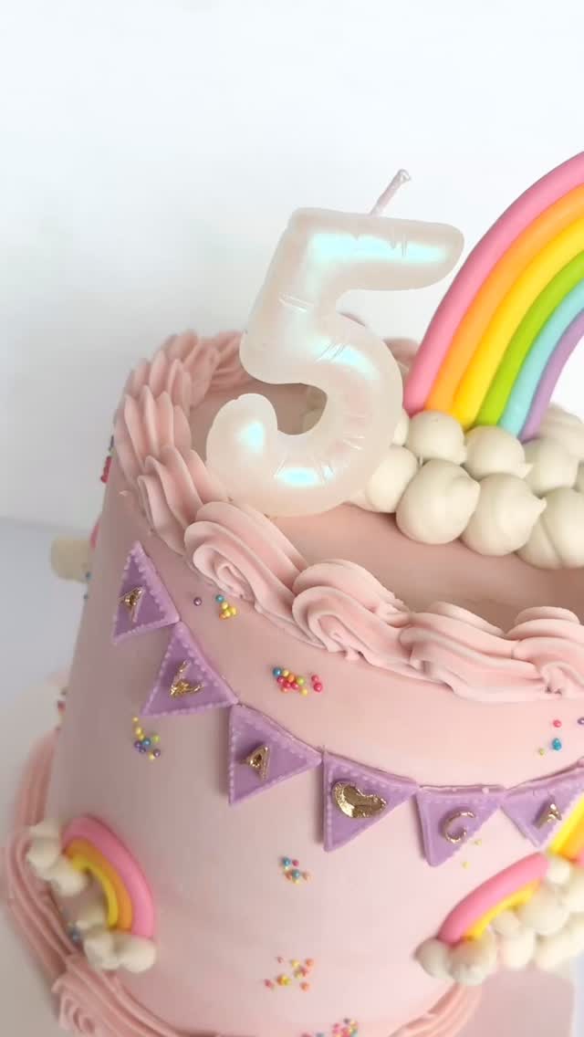 🍓 Strawberry rainbows. Loved every second of making this. 🌈
#Sweetrainbowcake #strawberrycake #pinkrainbows #5thbirthdaycake #TexasCottageBaker