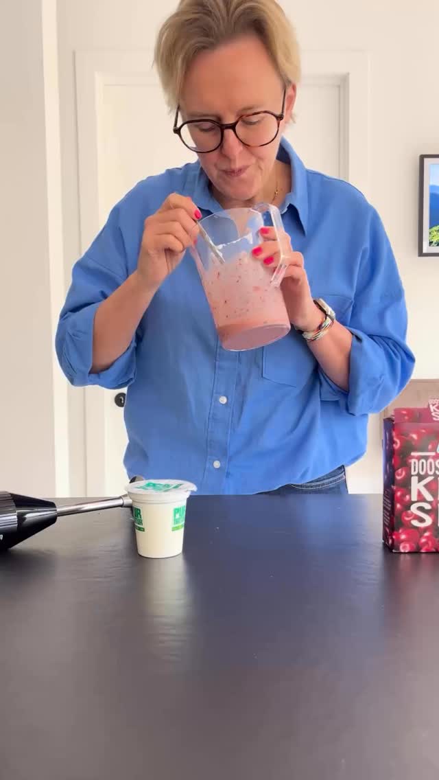 ☀️ **Echt eten, snel gedaan — #1**
Soft ijs in 2 minuten. Zonder machine. Zonder gedoe.
125 gr bevroren zoete kersen + een potje natuuryoghurt → mixen → klaar.
Romig, fris, en gewoon echt lekker. Geen suiker, geen lijst van ingrediënten die je niet kent.
🌿 *Twist:* voeg een paar muntblaadjes toe aan de blender — je proeft het verschil.
🍒 *Voor een etentje?* Schep het in een mooi glaasje, leg er wat bevroren vruchten op en een muntblaadje of enkele eetbare bloemen. Kost je 3 minuten en ziet er uit alsof je moeite deed.
Dat is het. Fork it. ✌️
—
#EchtEtenSnelGedaan #SwitchLife #ForkIt #GezondeZomer SoftIjs GezondeRecepten 5MinutenRecept GezondeSnack ZonderGedoe KersenIjs Zomer2026
