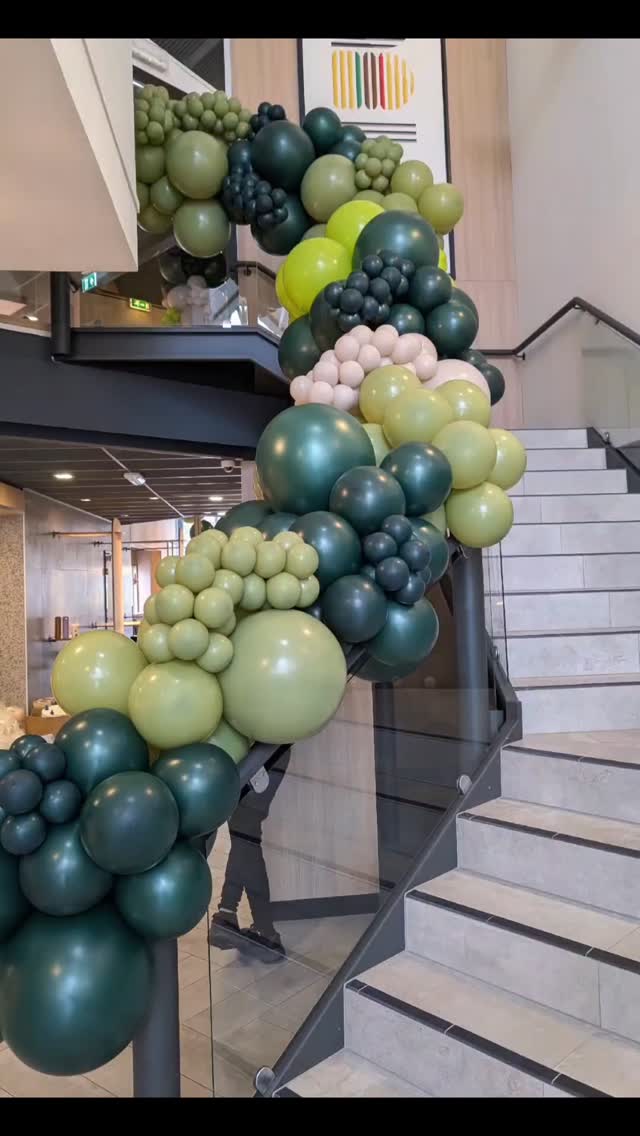 ✨ Ballongdekorasjon for gjenåpning i Grimstad ✨
Jeg laget en elegant dekorasjon i fargene emerald green, olive grønn og caffe latte – med et friskt hint av limegrønn 🍃
Fargevalget handler om balanse og følelse:
💚Grønn har blitt en viktig del av uttrykket deres, spesielt i Europa. Fargen symboliserer:
🌿 Friskhet og naturlighet – fokus på kvalitet og råvarer
♻️ Bærekraft – mer miljøvennlig profil og ansvar
🌱 Fornyelse – utvikling mot en mer moderne og bevisst merkevaren
🤎 Caffe latte gir varme, ro og et moderne, stilrent uttrykk
🍈 Limegrønn tilfører energi, friskhet og liv
Den nyoppussede restauranten i Grimstad har fått et fantastisk nytt etasje – virkelig imponerende! ✨
#ballongdekor #grimstad #grandopening #dekorasjon #eventstyling