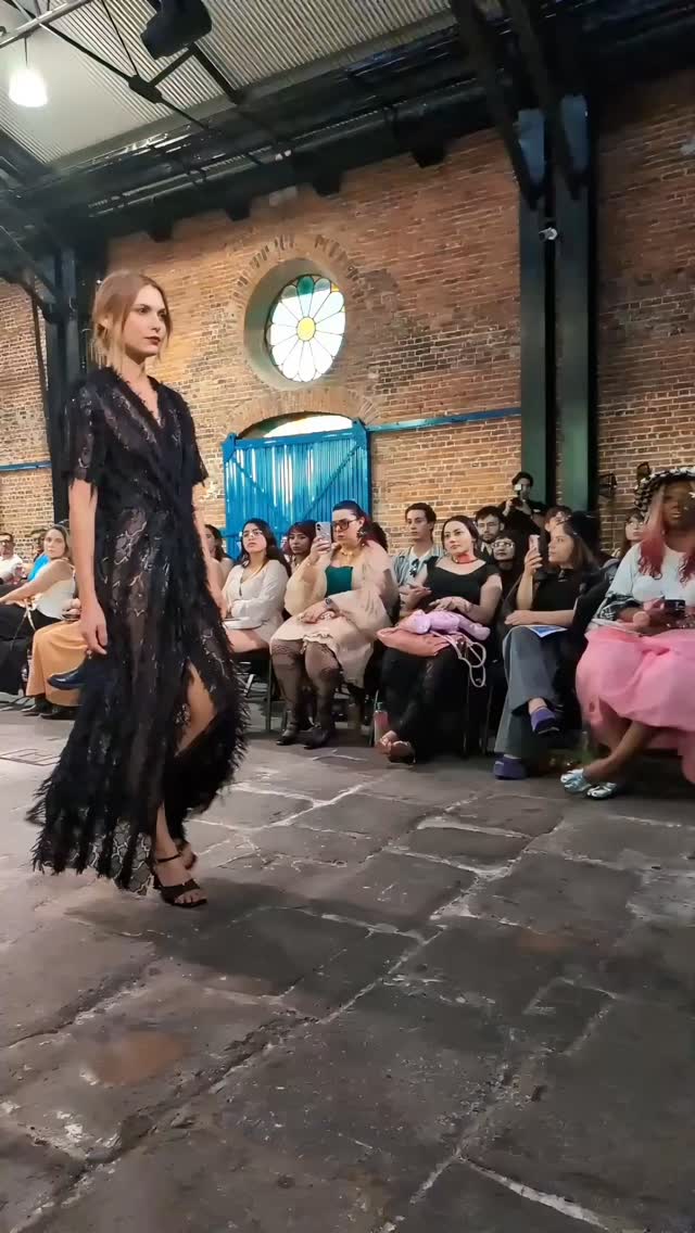 Estrato en movimiento.
#Estrato #EveValverdeAtelier #LujoSostenible #CRFW #HandPainted