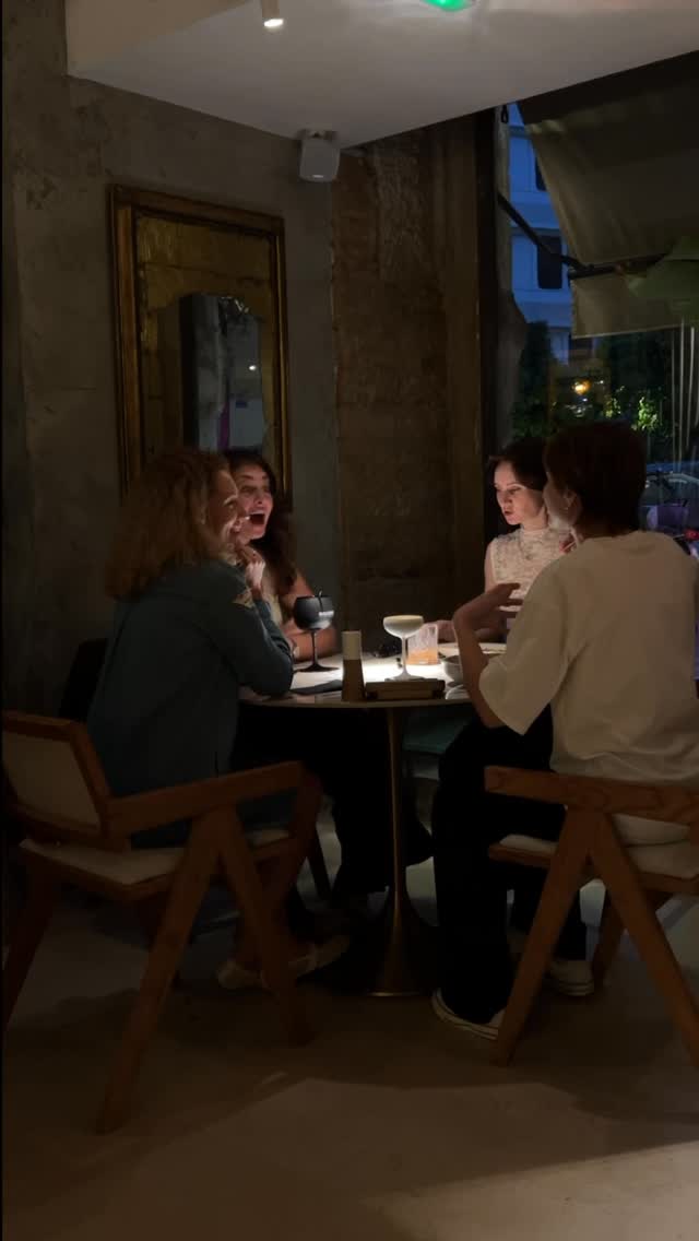 Los científicos han demostrado que, para mantener un buen ánimo, las amigas necesitan reunirse cada dos semanas para intercambiar energía femenina ✨
Este es tu recordatorio: reserva una mesa y queda para tomar un cóctel 🍸
_____
Scientists have proven that to stay in a good mood, girlfriends need to meet every two weeks to exchange feminine energy ✨
This is your reminder: book a table and meet up for a cocktail 🍸
#cena #comida #coctail #dondecomer #valencia