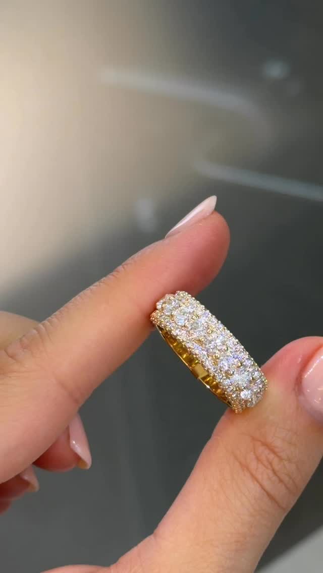 Our newest drop. Fully flooded ring for him or her.
#diamondring #antwerpshopping #menjewelry #antwerpdiamonds #luxuryjewelry