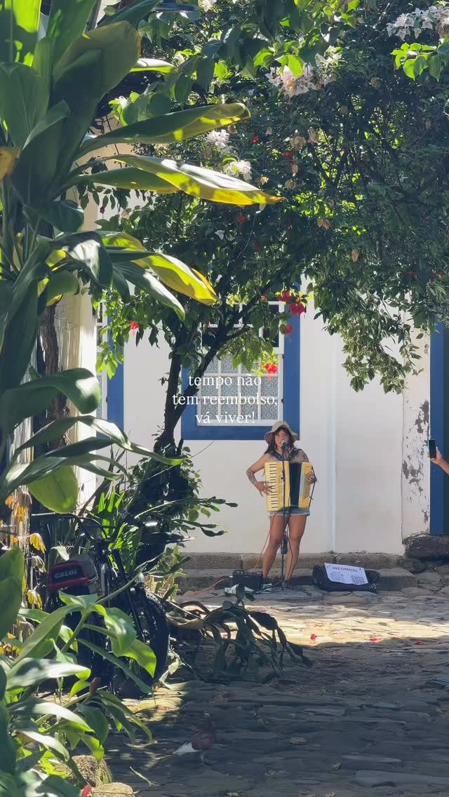 Tem coisa que não dá pra adiar.
A viagem, o descanso, os momentos que você sabe que precisa viver. Paraty é o tipo de lugar que te lembra disso. 🌿🌊
Quando decidir vir, a gente te ajuda a encontrar a hospedagem ideal. 💙