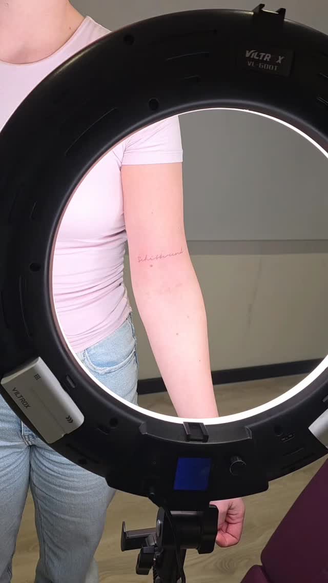 Vergeet vaak de kleine tattoos te posten, maar ze zijn net zo belangrijk 💞
#finelinetattoo #lettertattoo #tekst #tattoo