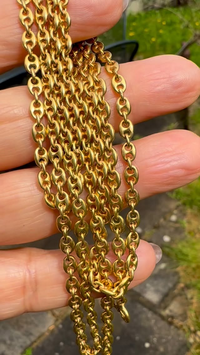 French 18k Solid Yellow Gold.
34inch:85cm Mariner chain. Engels head hallmark for French 18k Gold. 35.7G
A fantastic chain in the most popular of all links.
Long enough to wear with a pendant or wrap round twice as two 17inch chains. An absolute workhorse in your jewellery wardrobe. Listed at www.heirloomjewells.com