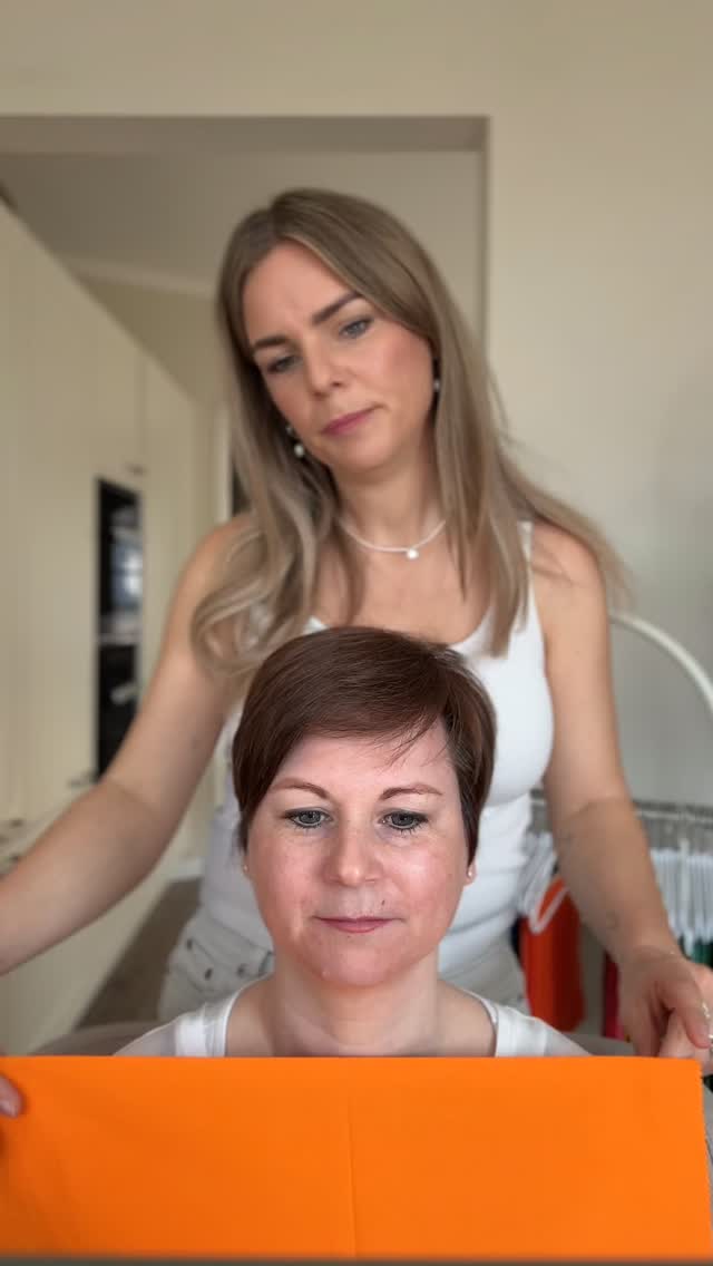 Kühl oder warm - wir testen gemeinsam 🧡💙
Der Unterton der Haut macht den Unterschied.
Kühle, gedeckte Farben lassen ihre Haut ruhig, klar und frisch wirken –
während warme Töne schnell zu viel werden können oder dazu neigen sich sozusagen über ihr Gesicht zuziehen.
🩷 Genau deshalb ist eine Farbberatung so wertvoll:
Du siehst nicht nur Farben – du fühlst und siehst den Unterschied.
Zum Schluss haben wir ihre Farben kombiniert
und ein ganz leichtes Make-up ergänzt –
und plötzlich wirkt alles stimmig, weich und strahlend.
#farbberatung #farbtypanalyse #gedecktertyp #kühlertyp #stylecoaching