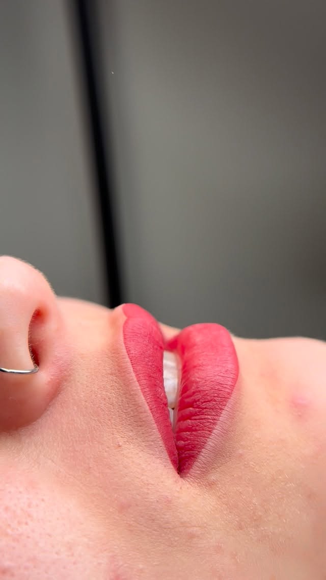 Your lips - but better 🫦
Mit einer Lippenpigmentierung akzentuieren wir die natürliche Form deiner Lippen und verleihen ihnen eine schöne, natürliche Strahlkraft.
Du hast Fragen zu der Behandlung? Schreibe uns gerne eine DM 📲
#yourlipsbutbetter #permanentmakeup #lippenpigmentierungmünchen #cosmeticmünchen #pmulips