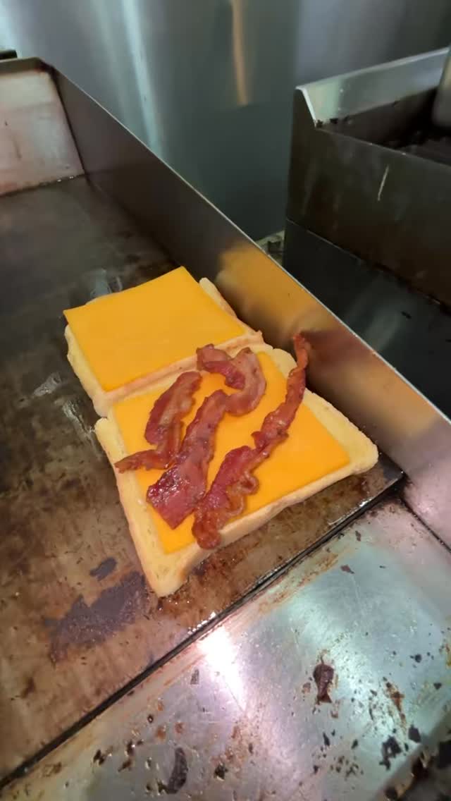 This weekend’s specials are here, and picking just one might be the hardest part:
✨ Corn Dog Nuggets – Crispy all beef franks served with our secret sauce. Simple, crispy, and seriously snackable.
💰 Millionaire Melt – Shaved ham, millionaire bacon, grilled onions, cheddar cheese, and Louisiana maple glaze on thick cut Texas toast. Rich in flavor, no lottery ticket required.
🌶️ Jalapeño & Cheddar Sausage – Jalapeño cheddar sausage topped with sweet pepper relish and crispy onions on a split top bun. Sweet heat done right.
Come grab your favorite before they disappear!
#smashburgers #hiddengemsmd #northeastmd #hotdogs #goodeats