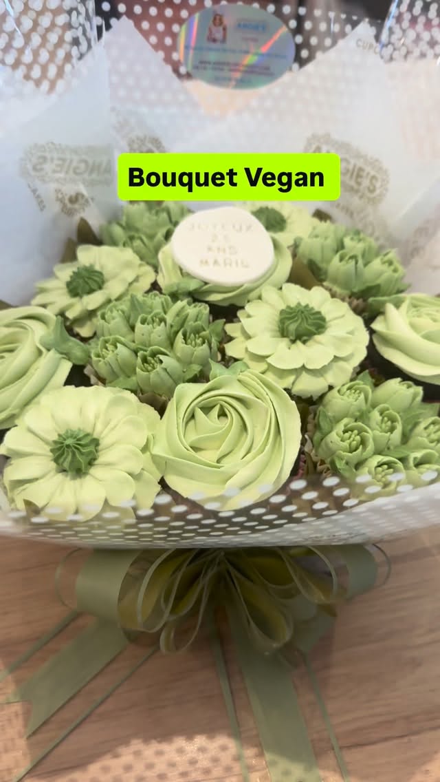 Nos bouquets de cupcakes fleurs Vegan sont disponibles à la commande aux couleurs de votre choix 👌💐
#cupcakesvegan #vegancupcakes #patisserievegane #happycow @vegout.paris @vegoresto @mangervegan_marnelavallee @vegantouristparis