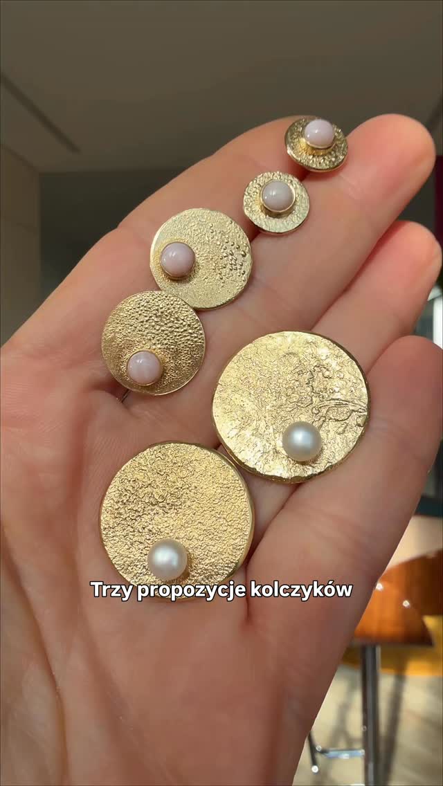 Kolczyki na komunijne przyjęcie?
Polecam trzy pary z kolekcji Lanoche.
Srebro pr. 925 pokryte szczerym złotem. Do tego perły lub opale.
Do maja zostało jeszcze trochę czasu, jeśli więc masz ochotę na inne zestawienie pisz śmiało. Przygotuję biżu specjalnie dla Ciebie!
#biżuterianakomunię #bizuteriatoruń #artystycznekolczyki #złotekolczykizperłami #kolczykizperłami