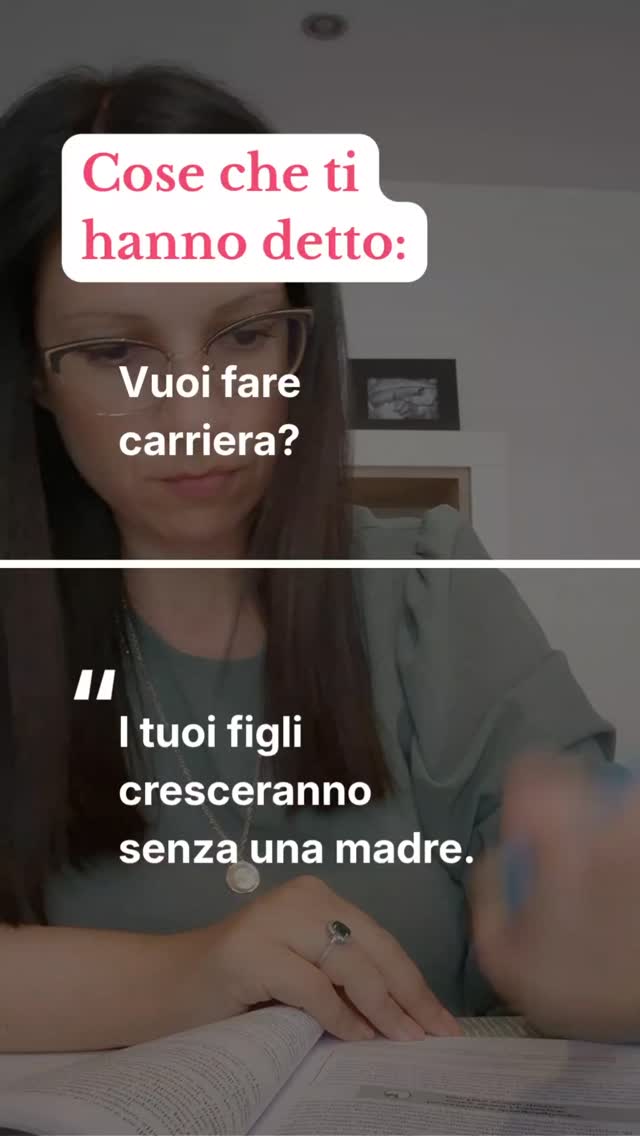 Ti hanno messa in una scatola.
Da un lato la carriera. Dall'altro la famiglia. E in mezzo una voce che ti dice che devi scegliere — che non puoi stare su entrambi i lati senza pagare un prezzo.
Ma quella voce non è la realtà. È un sistema di credenze vecchio, stanco e sbagliato che funziona solo se continui a crederci.
Perché la verità è che nessuno di quegli aut aut è reale. Sono trappole linguistiche. Scorciatoie culturali. Modi per farti stare ferma senza che te ne accorga.
Volere una carriera non ti rende una madre assente. Esserci per i tuoi figli non ti rende meno competitiva. Chiedere di più non ti rende ingrata. Rallentare un momento non significa arrendersi.
Puoi volere entrambe le cose.
Come?
💛 Scrivi WEBINAR per ricevere subito il link per partecipare gratuitamente al webinar del 20 aprile alle 12.30 e scoprire come costruire una vita in cui carriera e famiglia convivano facendoti sentire finalmente soddisfatta. 💛