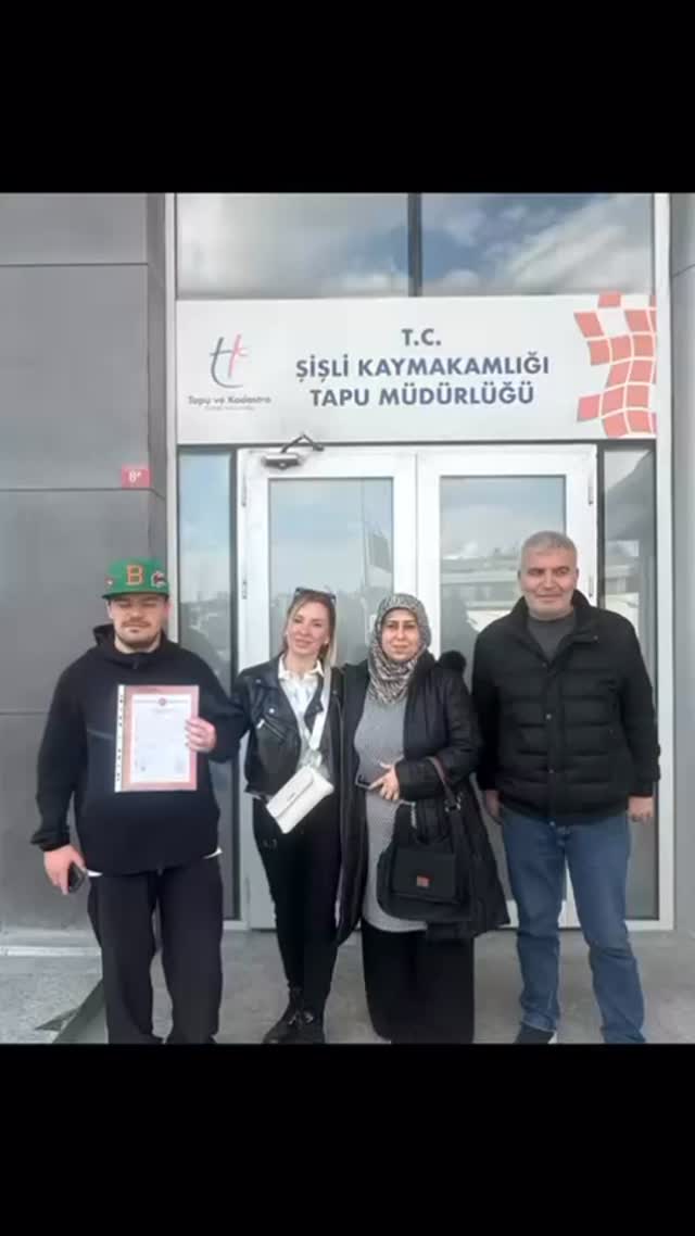 🔑 Bir Mutlu Son Daha! 🏠 #Şişli’de yine çok özel bir ana şahitlik ettik. 2+1 dairemizin satış işlemlerini Şişli Tapu Müdürlüğü’nde keyifle tamamladık. ✨
Gayrimenkul süreci sadece rakamlardan ibaret değil; bizim için en önemlisi güven ve kurulan dostluklar. Videoda da gördüğünüz gibi, yüzlerdeki o tebessüm bizim en büyük motivasyonumuz! Bize güvenip tüm süreci teslim eden değerli danışanlarımıza çok teşekkür ederiz. 🤝
Siz de hayalinizdeki eve kavuşurken veya mülkünüzü değerlendirirken profesyonel ama bir o kadar da bizden bir destek arıyorsanız, bir telefon uzağınızdayız! 📱
Hadi, sizin hikayenizi de birlikte yazalım! ☕️ #istanbul #gayrimenkul #mutlumüşteri #stagayrimenkul