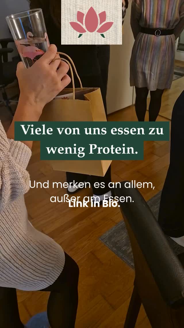 Ein Abend auf dem Sofa und du gehst mit einem neuen Blick auf deinen Körper raus.
Viele von uns essen zu wenig Protein und merken es an allem außer am Essen.
Ständige Müdigkeit. Heißhunger am Nachmittag.
Konzentrationsprobleme. Langsamer Muskelaufbau.
Das klingt nach Stress, zu wenig Schlaf, zu viel Alltag. Meistens steckt etwas viel Einfacheres dahinter.
Sabine ist Ernährungscoach und zeigt dir an einem Bloomita-Abend, wie du das änderst: ohne Diät, ohne Verzicht. Bei dir zu Hause, mit deinen Freundinnen.
90 Minuten. Ein Abend, der mehr ist als Essen gehen.
🔗 Alle Infos per Mail — Link in Bio