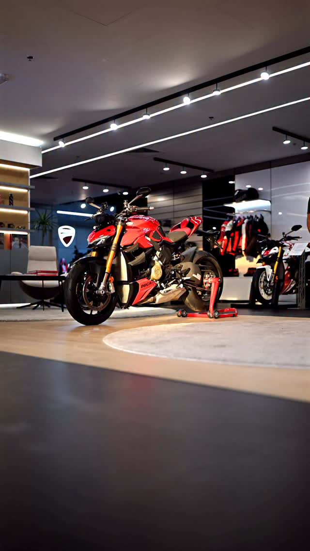 This beautiful pre-owned 2023 Ducati Streetfighter V4S is waiting for its new rider at Ducati Dubai. Pass by our showroom and see it up close.
Mileage: 5747 km
Warranty: valid until 27th August 2027
Price: 79 900 AED (fully serviced & ready to go)
#Ducati #DucatiDubai #DucatiEmirates #WheelsOfArabia #DucatiStreetfighterV4S