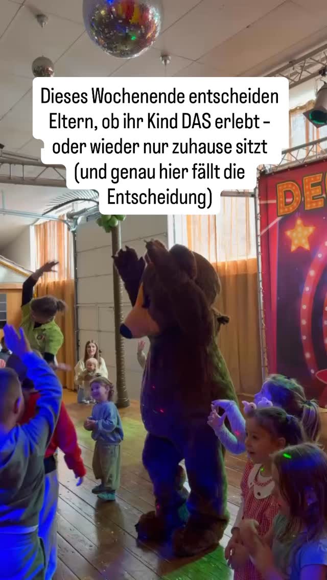 1️⃣ Die Wahrheit ist: Kinder erinnern sich nicht an „wir waren zuhause“. Sie erinnern sich an Orte, an denen sie gelacht haben, gefallen sind, wieder aufgestanden sind und neue Freunde gefunden haben. Und genau solche Momente entstehen nicht zufällig – du entscheidest, ob sie passieren.
2️⃣ Beim Mollibär Spielpark passiert genau das. Dein Kind kommt rein – und innerhalb von Sekunden ist alles andere vergessen. Keine Langeweile, kein Bildschirm, kein „was machen wir jetzt“. Nur Bewegung, Lachen und dieses Gefühl von echter Kindheit, das viele heute kaum noch erleben.
3️⃣ Die meisten Eltern unterschätzen, wie wichtig genau solche Orte sind. Aktives Spielen mit anderen Kindern stärkt nicht nur den Körper, sondern auch Selbstvertrauen und soziale Fähigkeiten. Und das passiert nicht irgendwann – sondern genau in diesen Momenten, in denen dein Kind einfach spielt.
4️⃣ Und für dich? Endlich mal durchatmen. Du sitzt entspannt, hast einen Kaffee in der Hand und siehst deinem Kind zu, wie es wirklich glücklich ist. Kein Stress, kein Planen, kein schlechtes Gewissen. Einfach ein Ort, an dem es für euch beide funktioniert.
5️⃣ Und dann kommt dieser Moment: „Bitte noch bleiben.“
Nicht einmal, nicht zweimal – immer wieder. Und genau dann weißt du, dass du heute alles richtig gemacht hast.
Wahrscheinlich sehen wir uns nie wieder, also folge @molli.baer_spielpark, wenn du mehr davon willst.
Übrigens, wenn du dieses Wochenende deinem Kind genau so einen Tag geben willst, dann schreib „MOLLI“ in die Kommentare oder mir direkt eine Nachricht (schau danach direkt in dein Postfach und in den Anfragen – dort wartet alles, was du wissen musst, um vorbeizukommen)
