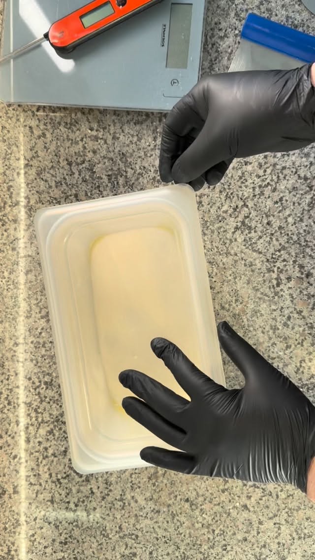 Part 2 of the dough process.
The dough has rested, and now it’s time to ball it up.
6 dough balls, 6 different techniques — same dough, same goal.
This step matters more than people think.
Want the recipe? DM us and I’ll share it.
#pizzashop #hjemmelagetpizza #napolitanskpizza #pizzalovers #neapolitanpizza