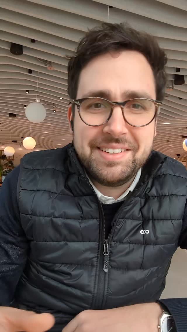 Schule tut oft so, als würde sie Leistung messen.
Tatsächlich misst sie viel zu oft nur, wer im System gut funktioniert.
Wer für Klassenarbeiten lernt.
Wer Erwartungen erfüllt.
Wer unter Druck abliefert.
Aber Lernen zeigt sich nicht in der Abfrage.
Sondern dann, wenn Wissen Bedeutung bekommt.
Wenn man es anwenden kann.
Wenn es etwas mit Wirklichkeit zu tun hat.
Wenn aus Stoff Verstehen wird.
Vielleicht sollten wir genau das wieder ernster nehmen.
@zukunftdurchindustrie