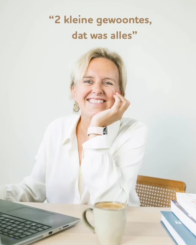 **Luc zijn verhaal — deel 1/3**
Luc was hartpatiënt. Veel medicatie. Elke avond uren op zijn gsm in de zetel. Altijd in de zetel eten ook. Geen hobby’s meer. Geen energie. Geen zin.
Hij kwam bij mij omdat hij terug gezonder wilde zijn , energieker…
Ik vroeg hem om alvast twee dingen te veranderen. Niet zijn hele leven omgooien. Gewoon twee kleine gewoontes:
1. Maximaal 30 minuten gsm per dag
2. Altijd aan tafel eten : nooit meer in de zetel
Meer niet.
En weet je wat er gebeurde?
Luc kreeg vrije tijd. Tijd die hij al jaren niet meer had gevoeld. Tijd zonder scherm. Tijd zonder afleiding.
En in die stilte herontdekte hij iets wat hij vergeten was: zijn liefde voor koken.
Hij schreef zich, volledig uit eigen beweging, in voor een cursus veganistisch koken, ging terug uit met vrienden…
Grote verandering begint altijd met iets heel kleins. 🌿
Welke twee kleine gewoontes zou jij willen veranderen?
(Volgende week deel 2/3: hoe Luc leerde zijn stress op het werk te laten — en wat dat deed met zijn gezondheid thuis.)
Liefs,
Elly 💋
#mindset gewoontes #gewoonteverandering #healthcoach #blijvendafvallenzonderjojo