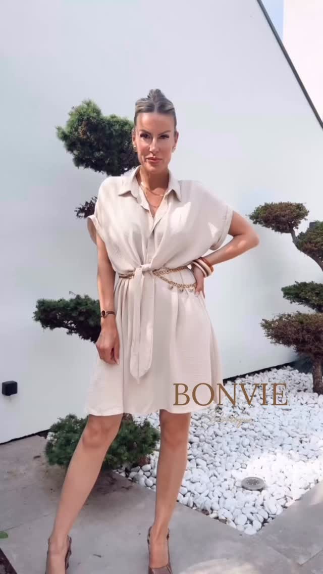 ✨ Drie jurken, één video… en een onverwachte gastrol van onze allerliefste Franky 🐾🎬
Twee korte beauties, één lange droomjurk… maar welke wordt jouw favoriet? 👗✨
Kijk goed, want halverwege de video maakt Franky zijn entree én laat hij zichzelf even duidelijk horen 😻🎶
Mode, sfeer en een beetje kattencharme… wat wil een mens nog meer? 🤍
Laat me weten: team kort of team lang? 👇