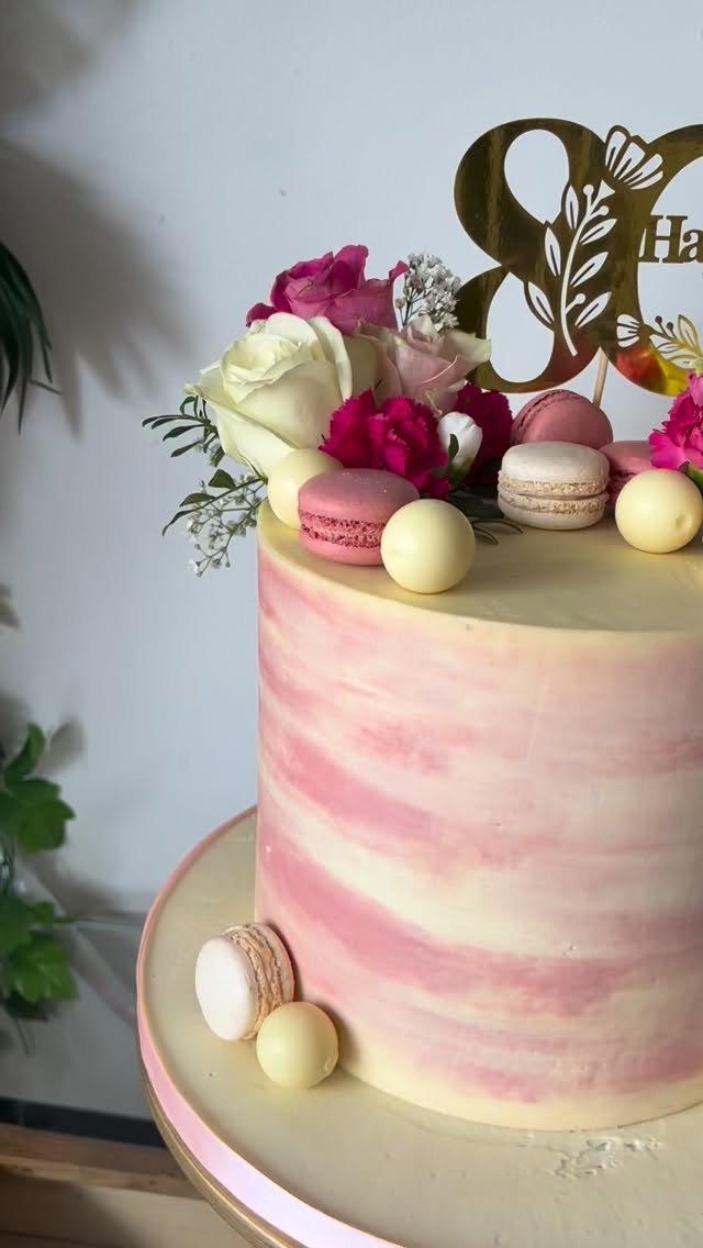 Soft, romantic, and made to celebrate love 🤍
This beauty features delicate blush textures, fresh florals, and the sweetest little macarons for that perfect elegant finish.
Because turning 80 deserves nothing less than timeless elegance.
Would you choose this for your celebration?
#BirthdayCake #ElegantCakes #FloralCake #luxurycakes #ButtercreamArt