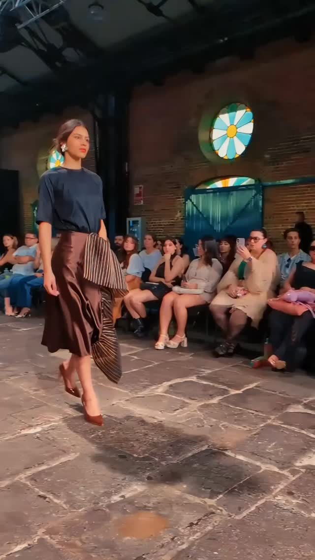 La Antigua Aduana. La tela en movimiento.
Estrato diciendo: presente!
#Estrato #EveValverdeAtelier #LujoSostenible #CRFW #HandPainted