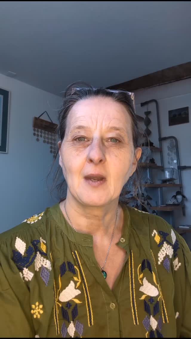 La dysmorphie est un phénomène incompréhensible pour un esprit conscient. Comme une personne peut se voir dans une glace différente de ce qu'elle est vraiment. Elle est fine, elle se voit énorme! En fait son inconscient est persuadé qu'elle est encore celle qu'elle était dans une autre vie. Dans notre cas, l'inconscient de cette dame pense être cette femme que son mari a quitté pour une autre femme, qui était plus belle qu'elle et qui part désespoir à sauté dans le vide. Alors dans cette vie, elle doit être parfaite corporellement pour ne pas être quittée et donc ne pas mourir.
Et vous, est-ce que vous aimez votre corps ?
Êtes vous objectifs ?
#dysmorphie #anorexie #suicide #hypnoseregressive