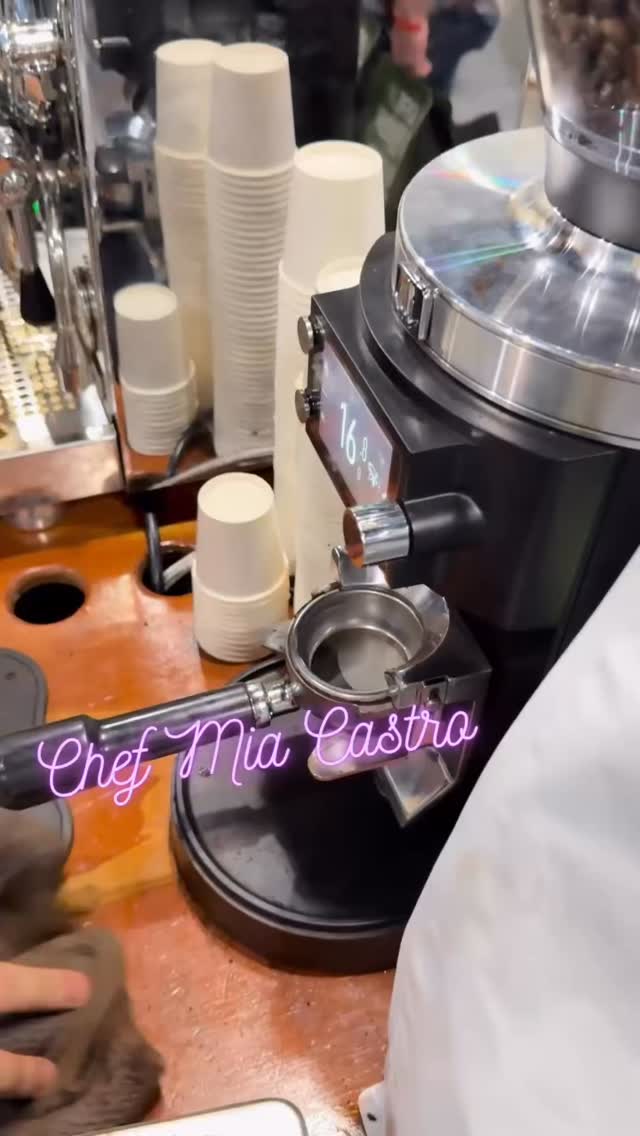 “Lo prometido es deuda.”
Aquí les comparto la primera parte de mi entrevista con la chef Mía Castro @chefmiacastro durante el @coffeechocolateexpo.
Mañana llega la segunda parte, donde hablamos de su libro: Cocina Puerto Rico y de las mujeres que han marcado su camino.”
🎥: @vivas.jvr
#periodistagastronómica #puertorico🇵🇷 #coffeeandchocolateexpo