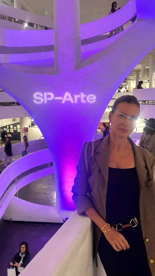 SP Arte , essa feira que ficará até domingo precisa ser visitada, mesmo quem acha que não entende precisa ir para sentir a arte , pois ela não é explicada .
É gostar ou não , simples assim , existe sentimento no olhar.
É tão poético !
Agora olha minha foto e veja que fui iluminada pela arte .🥰. Em ótima cia .
Fiz uma seleção do que mais chamou meu olhar .
#designdeinteriores
#sparte
#bienal
#artesplasticas
@cassianamirandaarquiteta