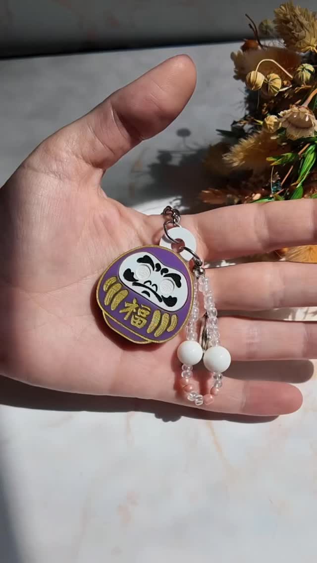 Ya están aquí los Daruma #BlindBox
Tres colores y uno especial.
Los quieres todos y ellos te quieren a ti.
Ya en Miss Bowin 🤞🏻
#daruma #sobresorpresa #cajasorpresa