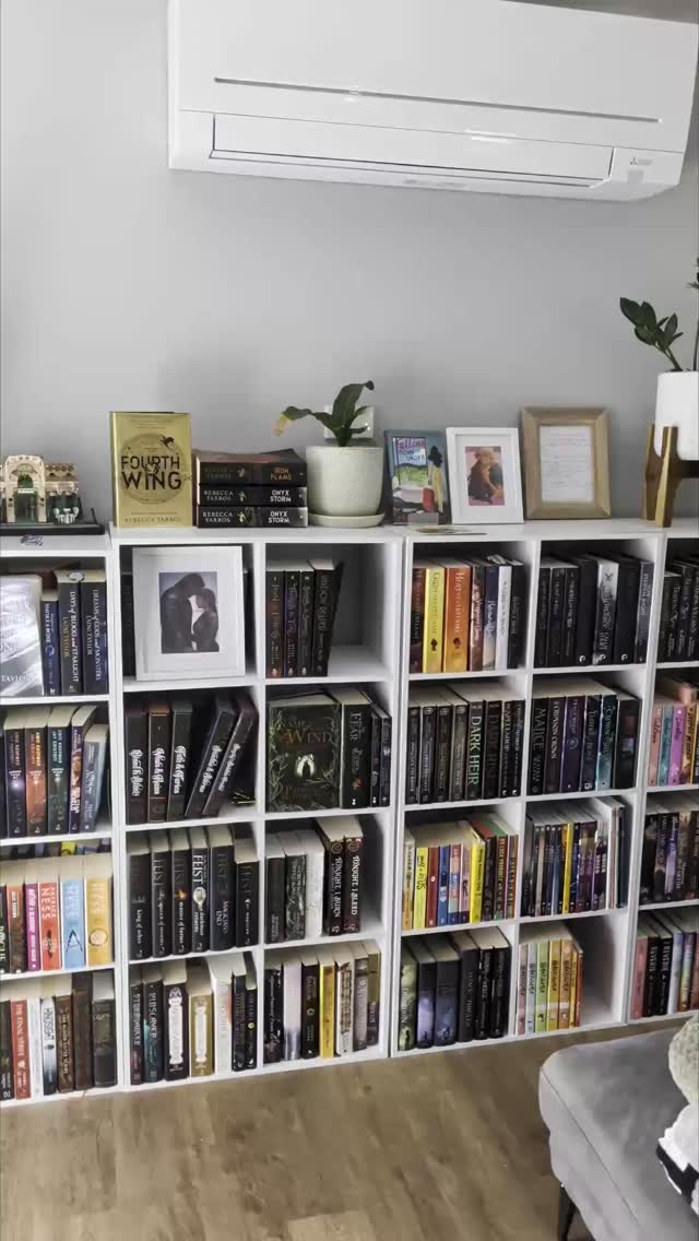 HOW GOOD does Falling Down Under look on the shelf?
Just utter chefs kiss people!
Get yours ASAP - link in bio.
#shelftrophy #paperback #readme #bookstagram