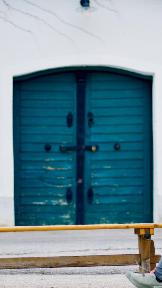 JUBEL, TRUBEL, HEITERKEIT nehmen wir uns für den Weinfrühling 2026 @amheiligenstein33 vor. Jubel, weil das Wetter perfekt wird. Trubel, weil ihr alle zu uns kommen solltet. Heiterkeit, weil alles andere keinen Sinn macht. Weine gibt es von @robertherbstwein und vom @landgut_schoeneerde und damit wir alle nicht hungern müssen, gibt es von den @salty.buds POKOK Indo Grill. Was das bedeutet? Kann ich euch auch nicht genau sagen, aber so viel verrate ich: es gibt südostasiatische Vibes und es wird so gut schmecken, dass ihr mehr davon wollt. Samstag Abend halten wir die Terrasse für euch bis 21 Uhr geöffnet mit einer Drinking flat rate für den Sonnenuntergang, ansonsten sind wir ganz normal zu den @weinfruehling.info Zeiten 10-18 Uhr da. Join us & enjoy! 🌝 #huglsprudel #weinfrühling #kamptal
PS: dieser Instatrend schaut leichter aus, als er ist.