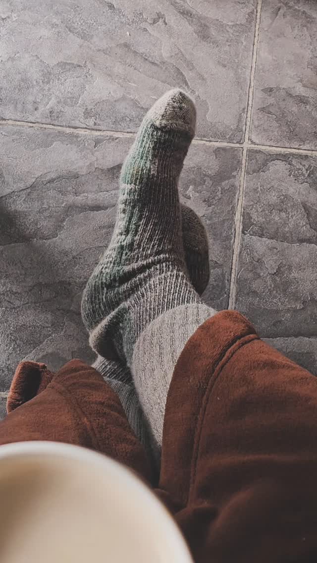 *BORROWING* hubby's socks 🤭🤣 these @huntingandfishingnewzealand socks are COSY.
Even if they are WAY too big for me🤭
.
.
.
.
.
.
.
.
.
.
#huntingandfishing #ruralnz #farmingmum