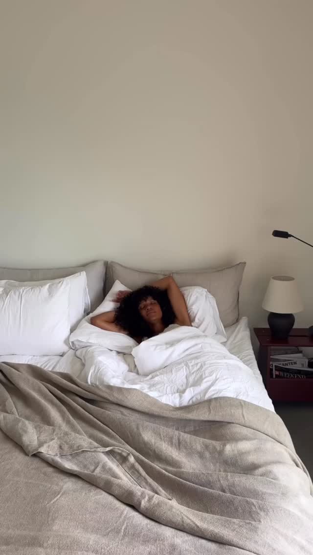 Slow mornings mit skjur 💭 Weniger Cortisol bedeutet bessere Haut.
Wenn dein Stresslevel sinkt, kann sich deine Haut regenerieren, bleibt im Gleichgewicht und wirkt sichtbar ruhiger und frischer.
skjur® minimal, effektiv, genau richtig ✨
Jetzt auf skjur.shop und in Apotheken in Österreich
#skjur #cortisolbalance #hautbarrierestärken #skinimalism #gesichtspflege