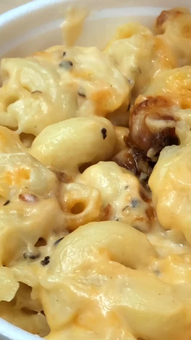 A meal at Roots Chicken Shak is full of bold flavor and the kind of food you slow down for.
#dfwfoodie #dallasfoodie #dallasrestaurants #tiffanyderry #dfwrestaurants