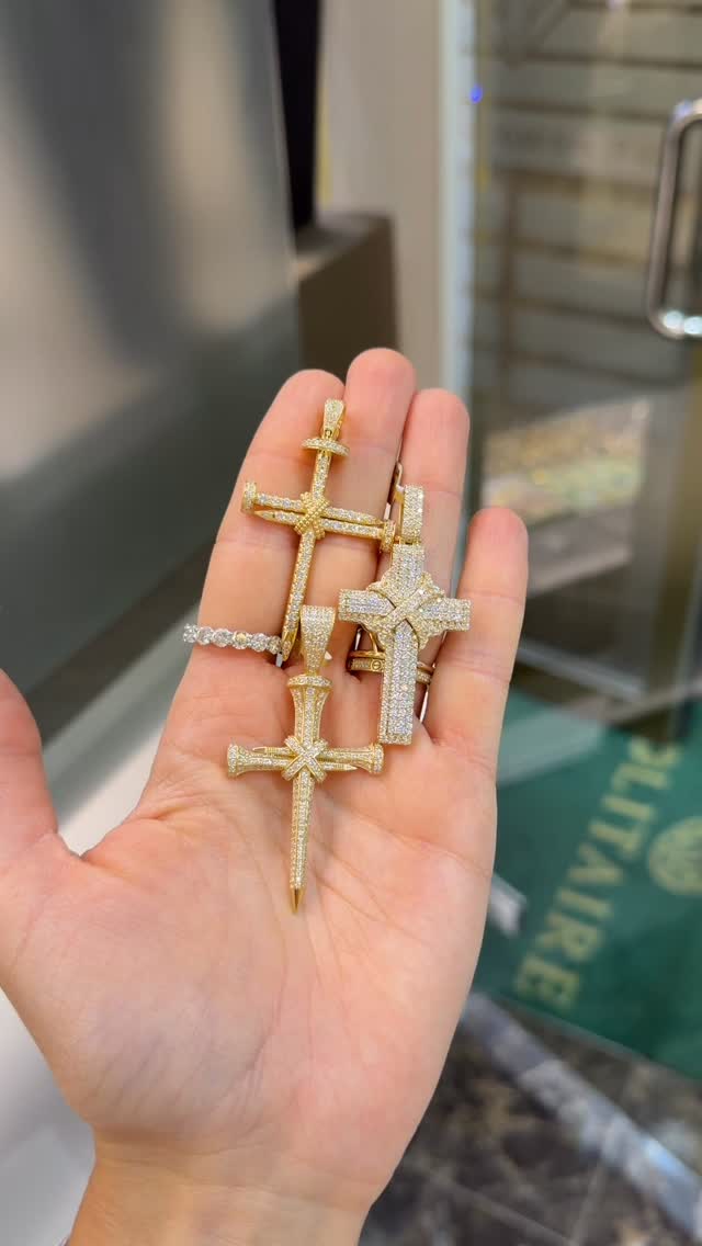 Three crosses. Three different energies.
From bold and symbolic, to radiant and eye-catching, to clean and timeless — each piece is designed to do one thing: elevate your entire look.
Fully set, crafted in yellow gold, and made to catch light from every angle. Whether you want something that stands out, shines loud, or stays effortlessly classic… there’s a cross here that fits you.
Which one are you choosing?
#crosspendant #hanger #kettinghanger #kruishanger #herenketting