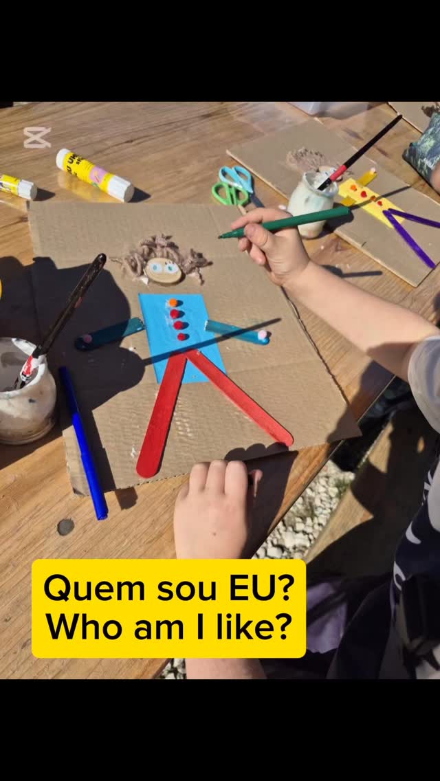 Chegou ao Naterra um livro sobre transportes e, o carro da POLÍCIA, chamou a atenção dos miúdos.
Alguns dizem que querem ser polícias quando forem grandes!
E conversámos sobre as razões que os levam a querer ser polícias...
Focámo-nos em nós próprios: como é o nosso corpo e o que sentimos cá dentro?
Somos todos diferentes e gostamos de diversas coisas.
"Eu gostava de ser POLÍCIA porque eles ajudam as pessoas a portarem-se bem...", alguém disse. "Eu não gostava de ser polícia porque é perigoso!"
Como sou EU?
Como é um POLÍCIA e O QUE FAZ?
Foi assim que iniciámos o tema de metodologia de trabalho de projeto em grupo: as *PROFISSÕES*. E começámos por constatar que os Polícias têm um uniforme com o "Símbolo da Estrelinha"😁 (como eles dizem), algemas, um chapéu e uma pistola.