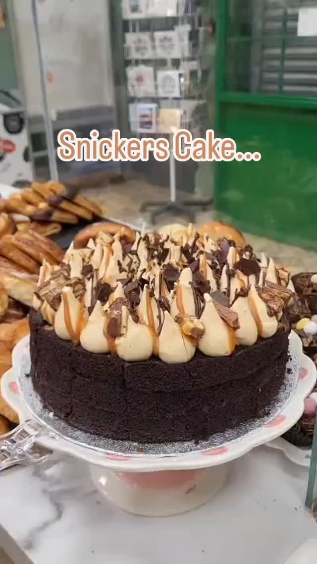 Deep, moist chocolate sponge layers.
With a layer of buttercream and a thick salted caramel mixed with chopped roasted peanuts. #indepentantbakery #familybakery #lovechocolate❤️ #suportlocal