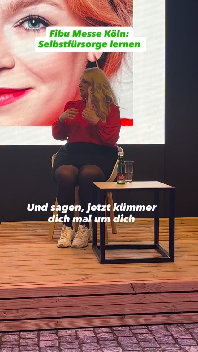 Danke,@fibooofficial! đđŒ
Es war wieder ein absolutes Highlight, heute auf der BĂŒhne zu stehen und ĂŒber ein Thema zu sprechen, das mir wirklich am Herzen liegt: Mentale StĂ€rke als Frau in der Fitnesswelt âzwischen Druck, Vorbild und Balance.
Denn stark sein bedeutet nicht, alles wegzustecken. Es bedeutet, zu wissen, was du wirklich brauchst. đ
Danke fĂŒr die tolle Energie von allen!