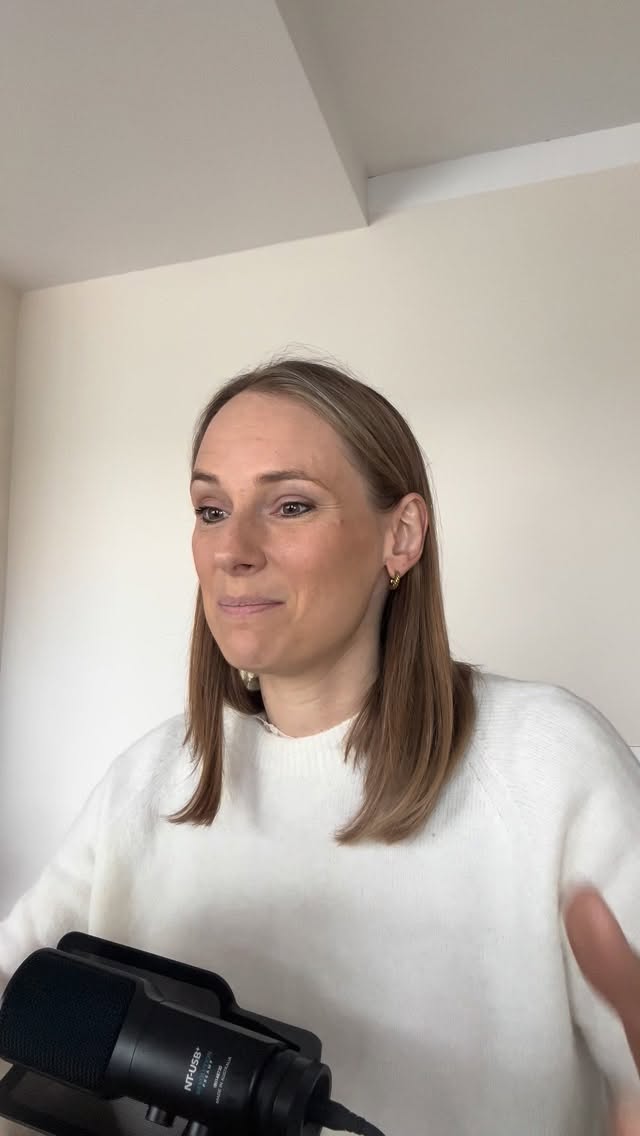 Krankheit hält uns in der Unsicherheit, wenn wir heilen möchten- dann darf unser Nervensystem lernen, dass es sicher ist und dass du selbst die Kontrolle behältst.
Solange dein Körper im Überlebensmodus ist, kann er nicht regenerieren. Solange die Nervensystem auf „Kampf“ programmiert ist, kann keine Regeneration statt finden!
Als ich aufgehört habe zu kämpfen- fing ich an zu heilen.
Ich weiß, dass das was ich geschafft habe jeder schaffen kann- AUCH DU!!!🫶🏻
Deshalb lade ich dich recht herzlich zu meinem Selbstheilungsworkshop am Sonntag ein, dort schenke ich dir unter anderem eine Heilungstrance , damit du lernst deine Selbstheilungskräfte zu stärken!❤️🩹
👉🏻Hol dir den Link einfach hier in der Bio oder kommentiere mit „Heilung“ und ich sende ihn dir zu.
Ich freue mich auf dich
Lisa 🧡
#endlichwochenende #mskämpferin #selbstbewusstsein #selbstheilungskräfteaktivieren #autoimmunerkrankung