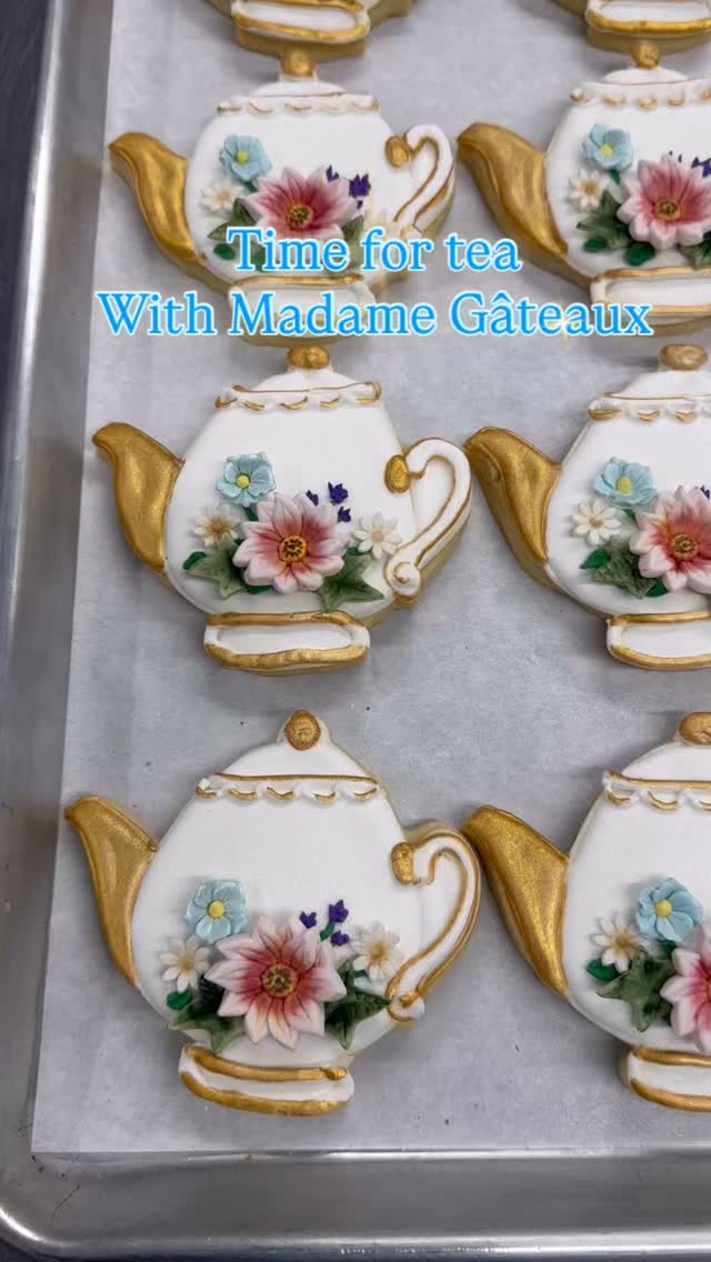 Custom cookies made especially for a bridal shower, accenting a beautiful teacup favor! Thank you @joannemahonski for ordering your cookies and scones to add to the very special day!
#madamegateauxsugarartistry #decoratedcookies #bridalshowercookies